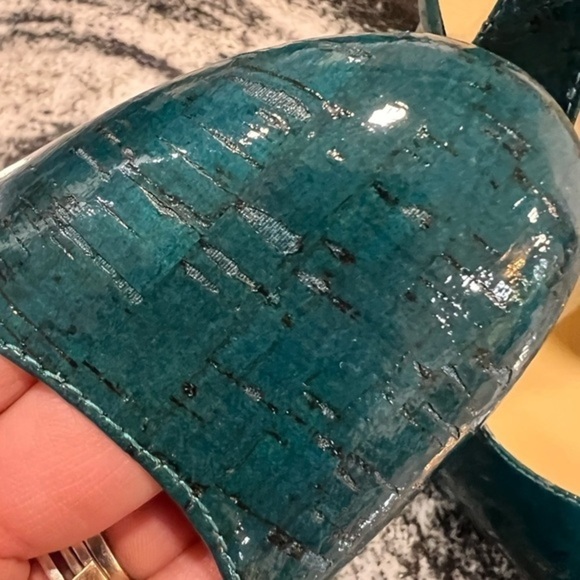 Tallulah Blu Sexy Teal Textured Round Toe Pumps - Picture 2 of 15